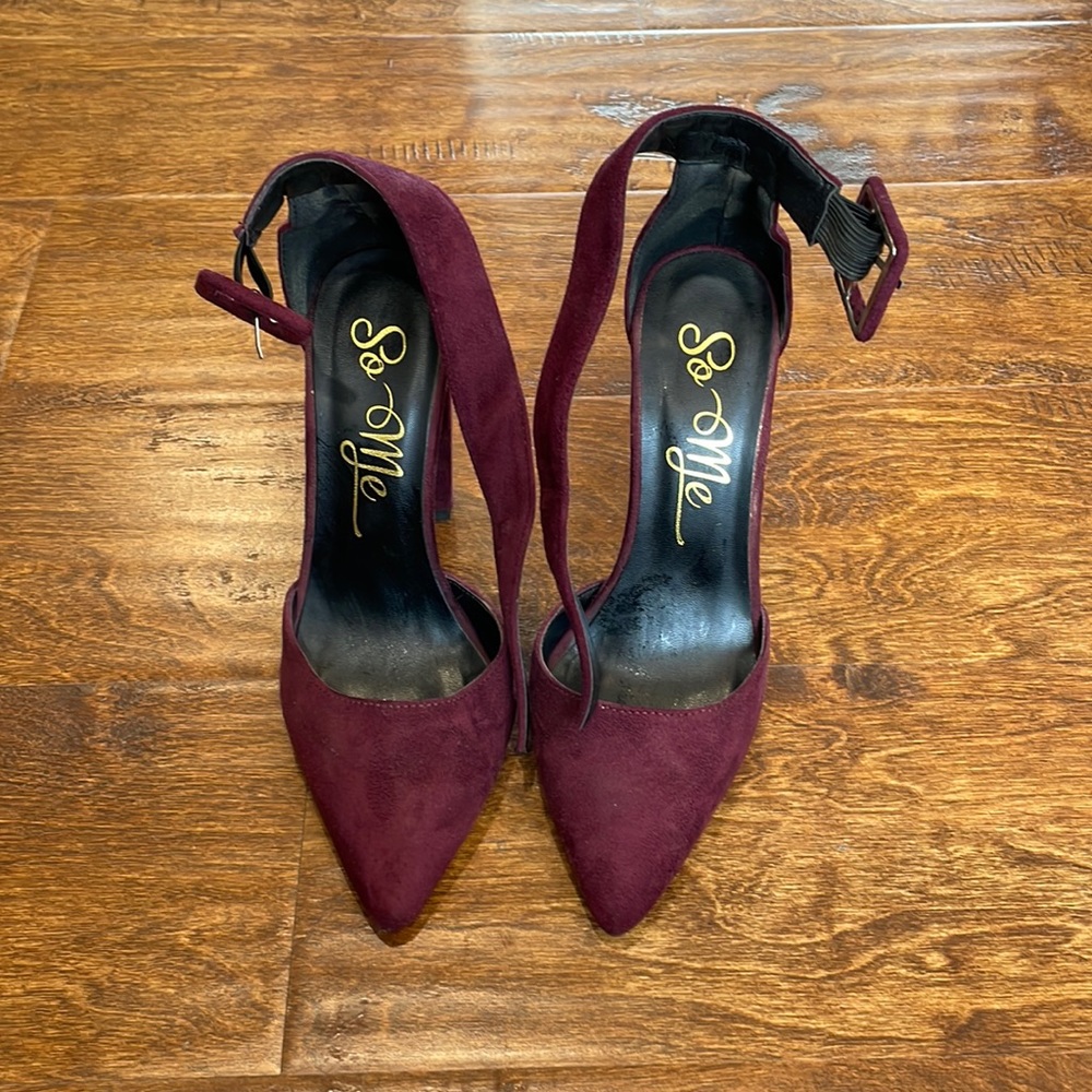 Burgundy pointed toe block heel in good condition!